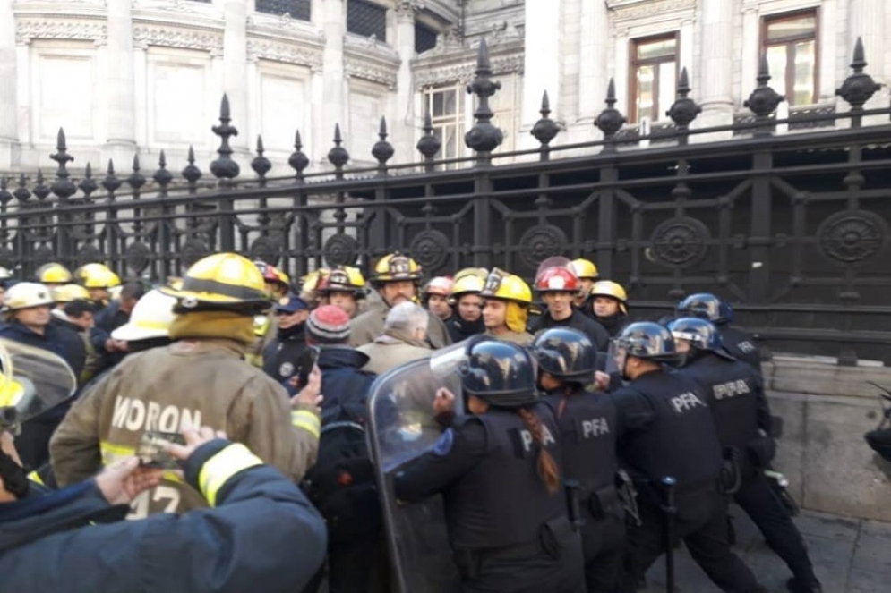 Apuntan contra la ministra Bullrich por el operativo.