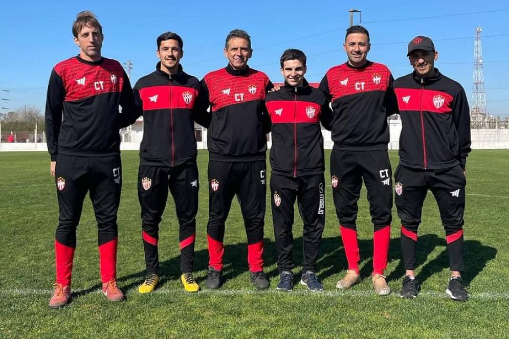 Zermatten (3ero desde la izq.) y su cuerpo t&eacute;cnico. Ph: prensa CFC.