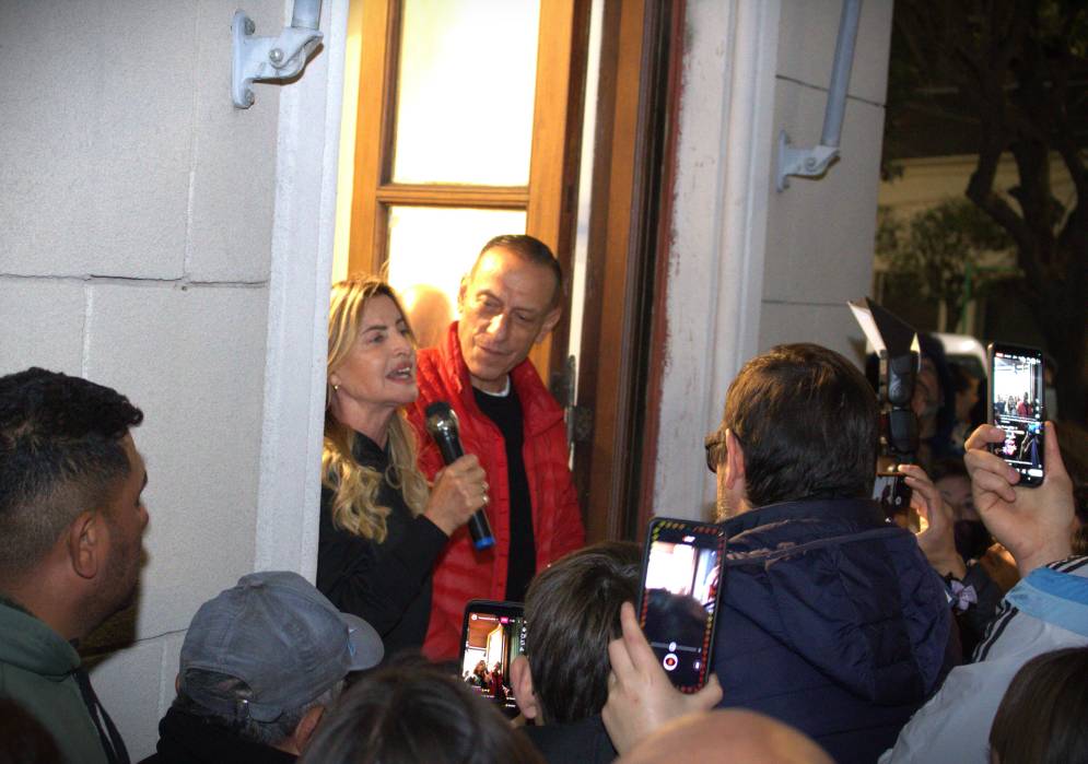 Fassi habl&aacute;ndole a sus militantes.