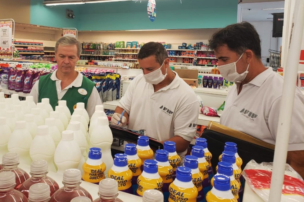 AFIP inspeccionando las g&oacute;ndolas del VEA.