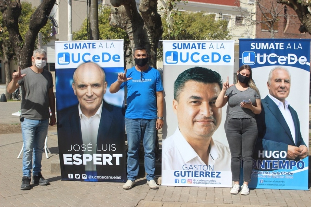 Los dirigentes de Avanza Libertad durante una volanteada en la Plaza San Mart&iacute;n. 