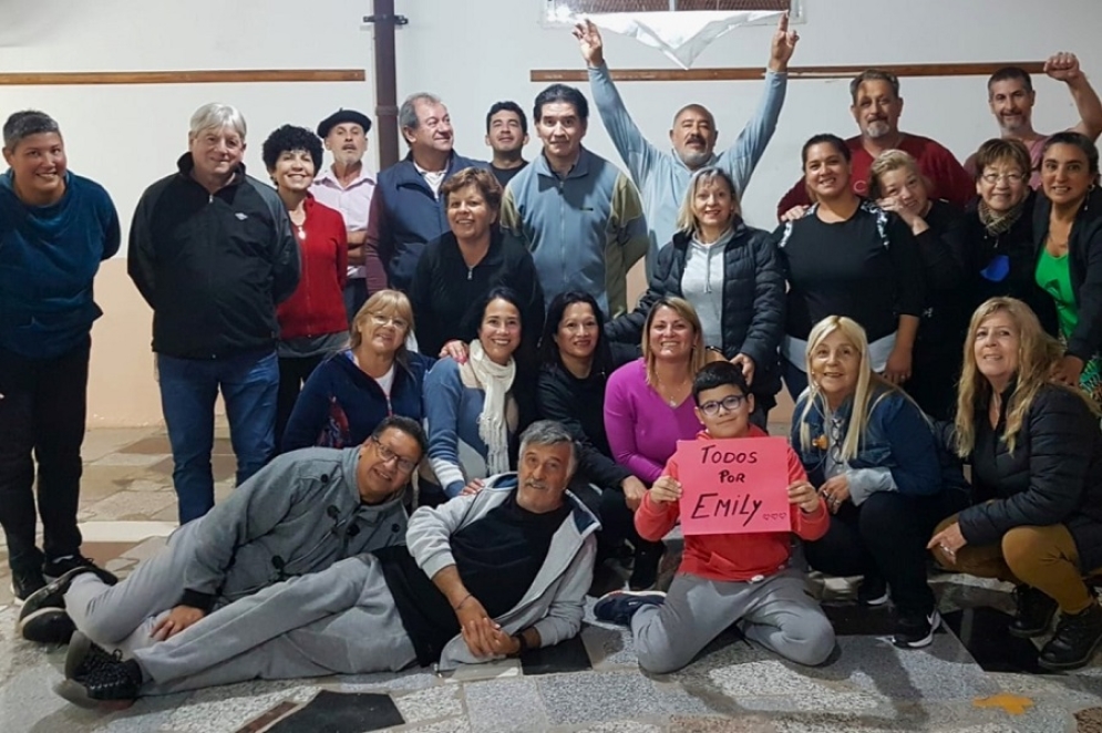 Los integrantes de "La Telesita" organizando la pe&ntilde;a del s&aacute;bado.