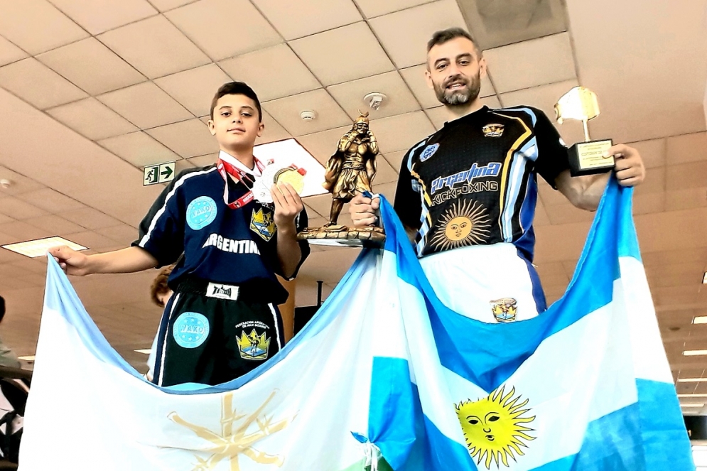 Santiago Garavaglia, sostiene la bandera de la ciudad.