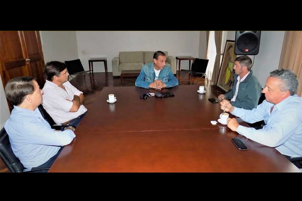 Arrieta recibi&oacute; en el municipio a los directores del Mercado de Liniers. 