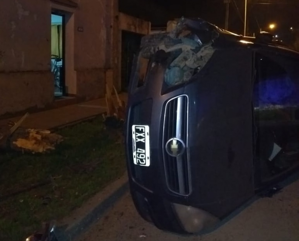 El auto que estaba estacionado termin&oacute; volcado.