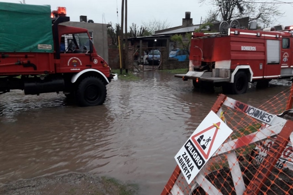 Los Bomberos asisten a los vecinos afectados por el temporal. 