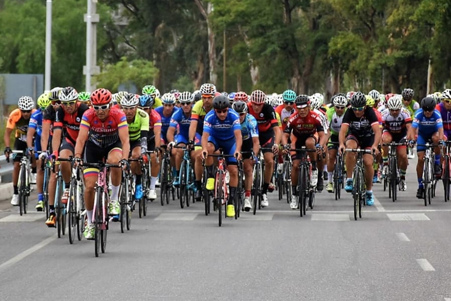 Salm&oacute;n, por afuera, segundo en el pelot&oacute;n.