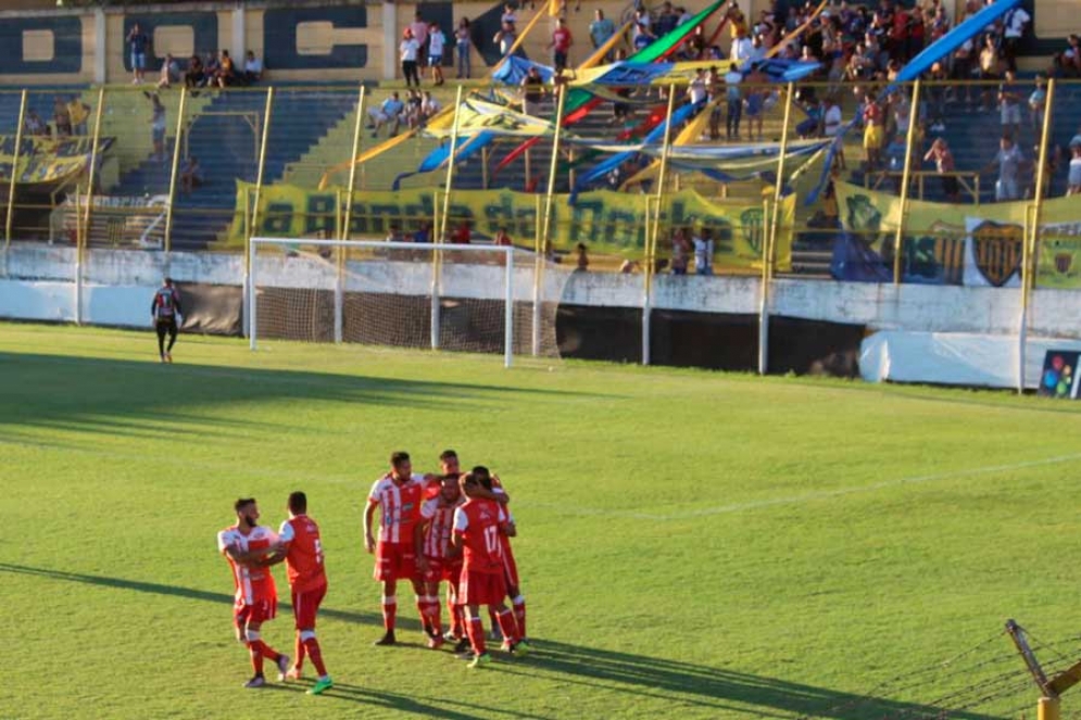 Alan Sosa y sus compa&ntilde;eros en pleno festejo luego del gol de Ca&ntilde;uelas. 