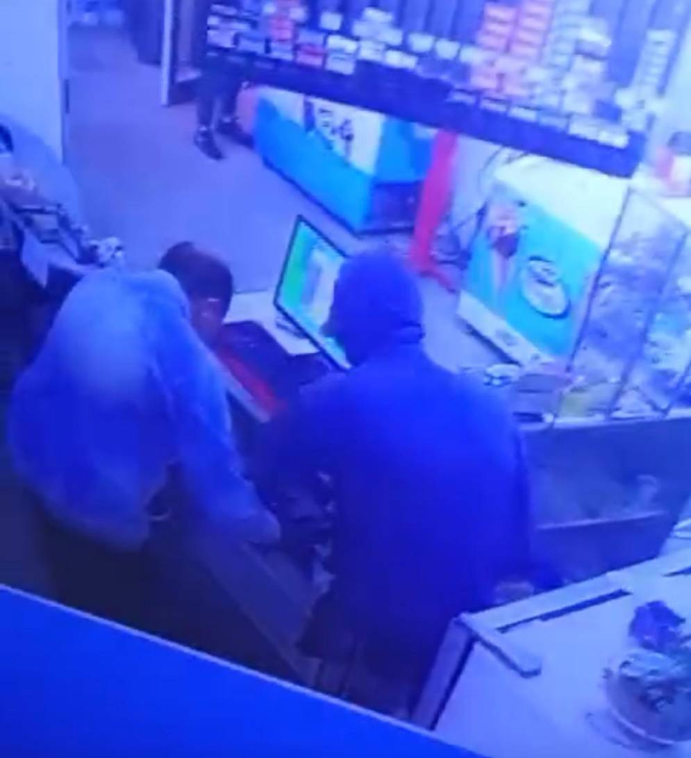 Un caco exigiendo el efectivo. El ladr&oacute;n armado se qued&oacute; en la puerta, de campana. 