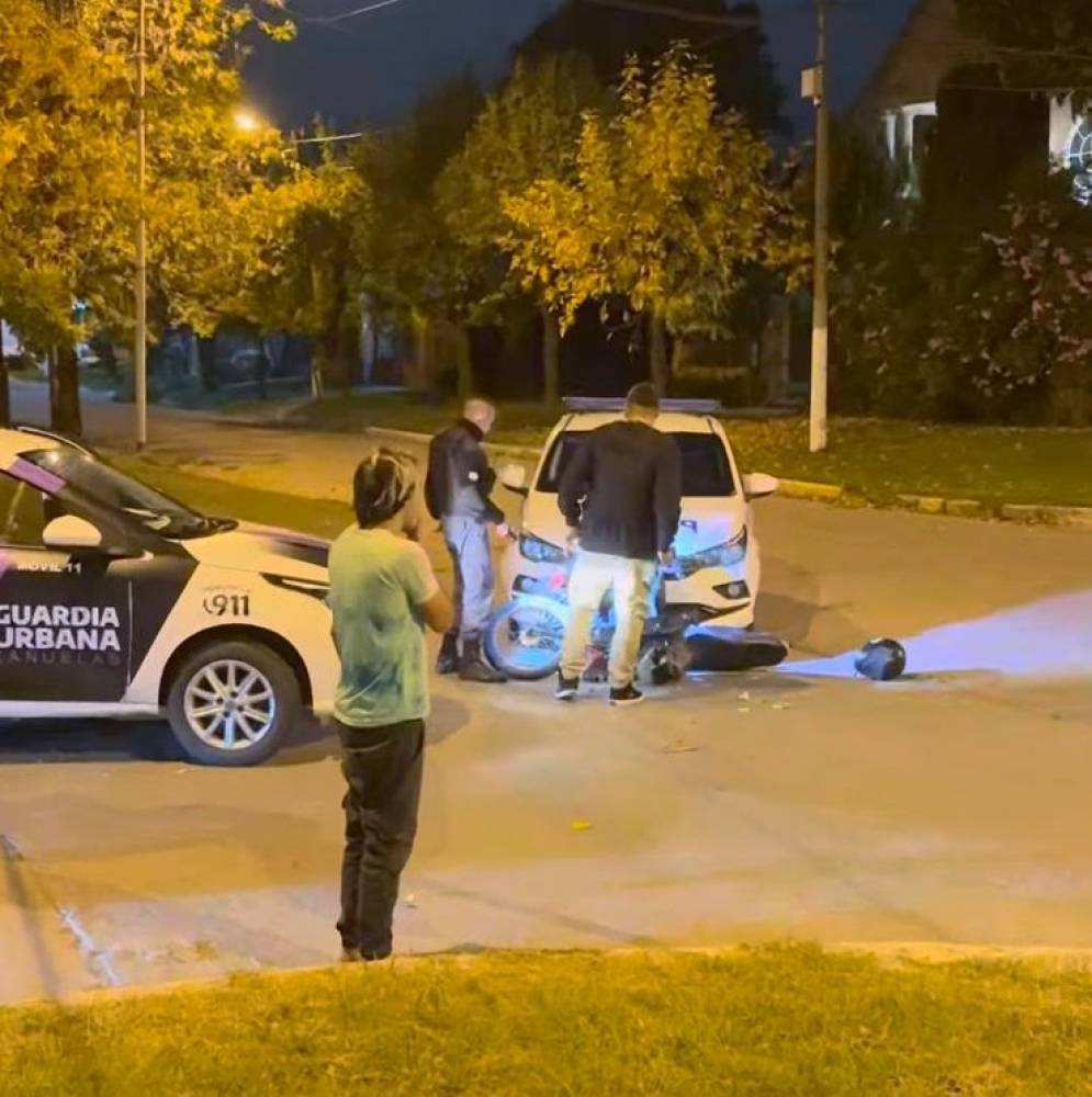 Un efectivo de Guardia Urbana, con un testigo y un curioso en la esquina del segundo choque. 