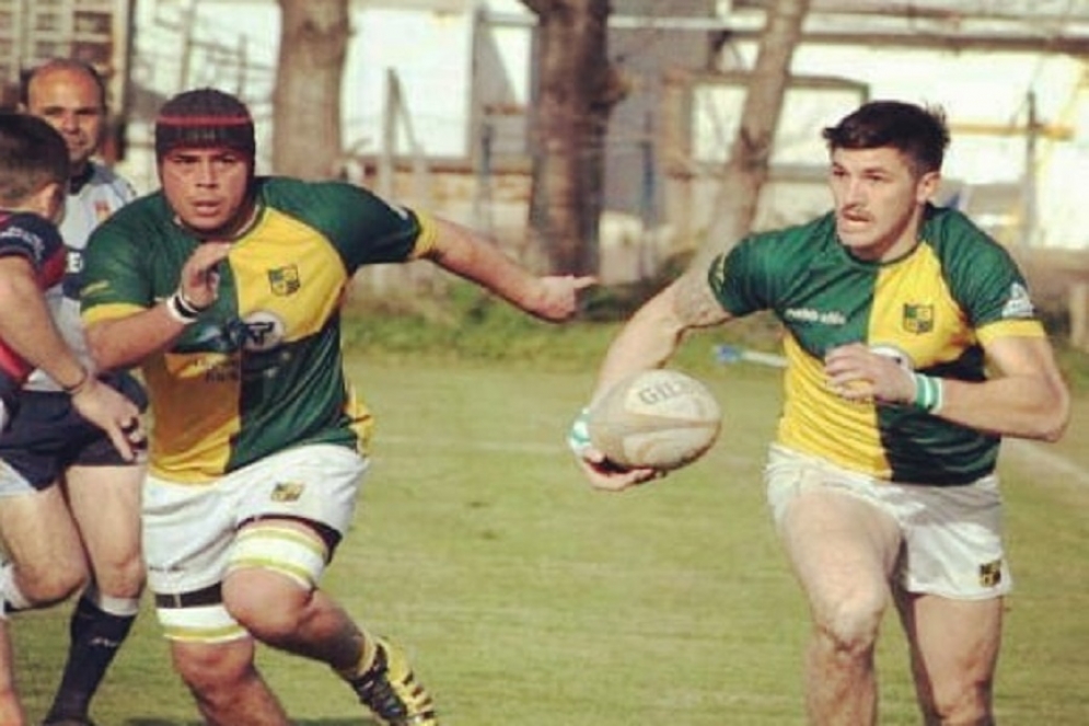 Agust&iacute;n Arburua con la pelota defendiendo los colores de Las Ca&ntilde;as. 