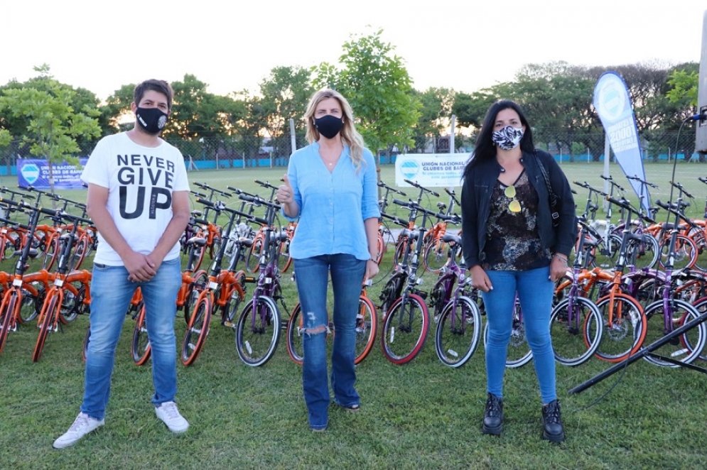 La intendenta Fassi durante la presentaci&oacute;n en Almirante Brown. 