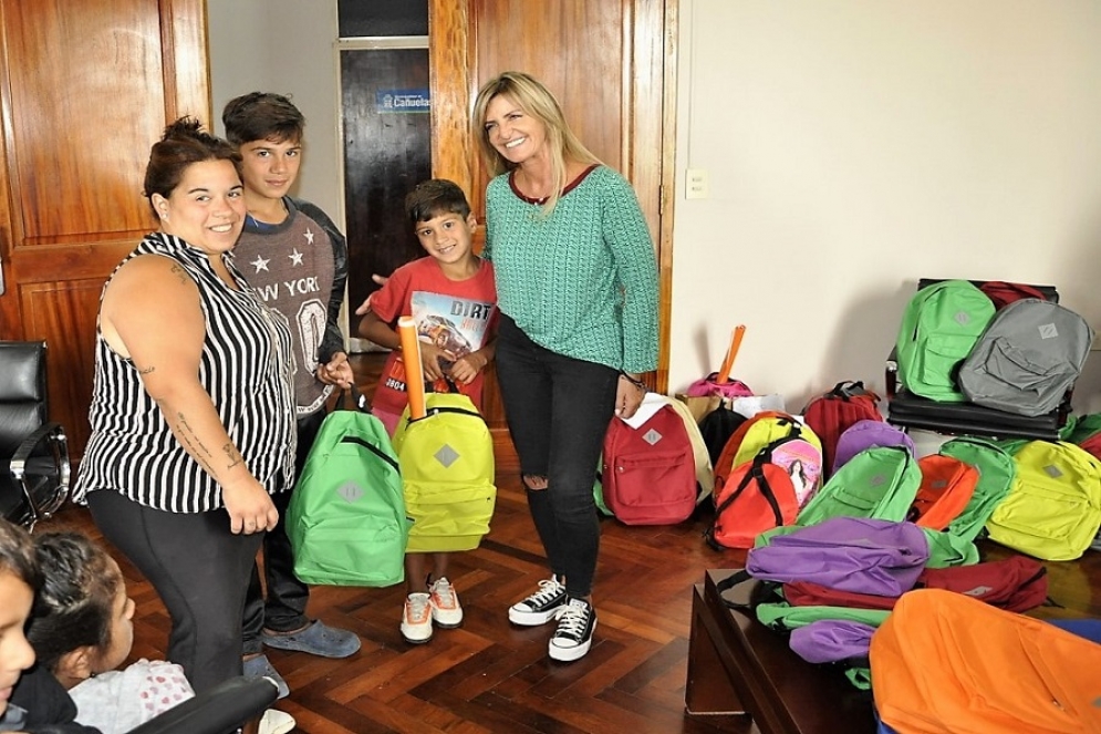 Fassi haciendo entrega de los kits. 