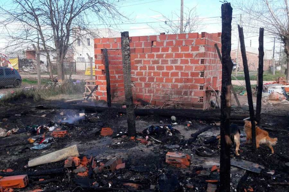 Incendio destruy&oacute; completamente una vivienda familiar