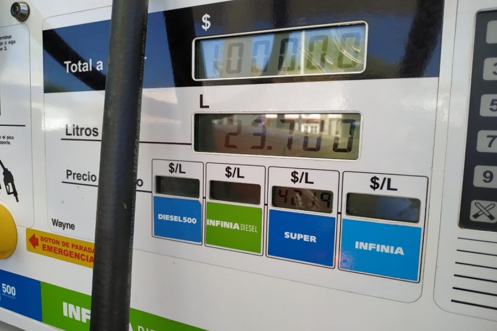 Hoy mil pesos equivalen a menos de 24 litros de nafta.