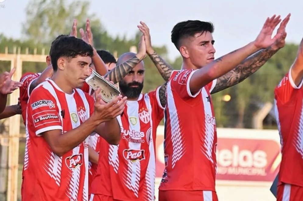 Sosa, Maraschi y Kruger agradeciendo el aliento del p&uacute;blico. (FOTO: Instagram @cfc1911).