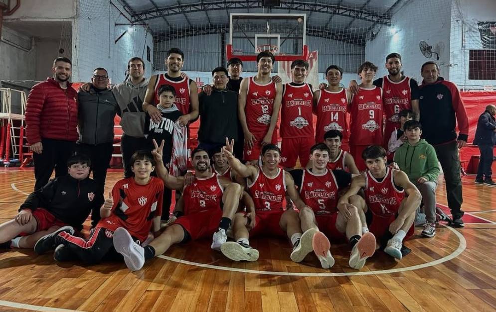 El plantel luego del triundo ante el "Mil Rayitas".