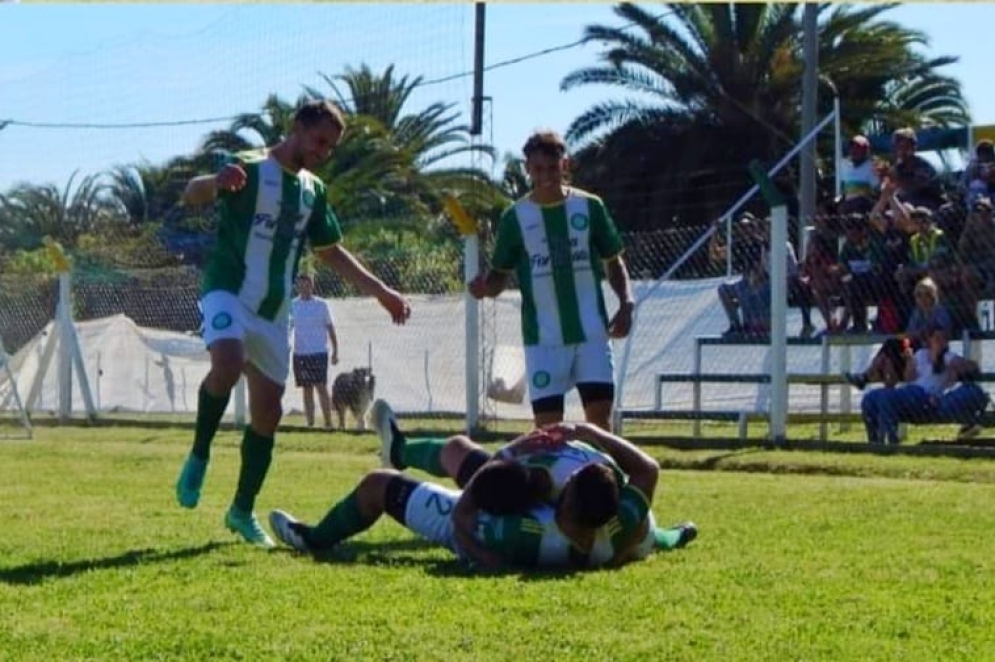 El "furg&oacute;n" en festejo de gol.