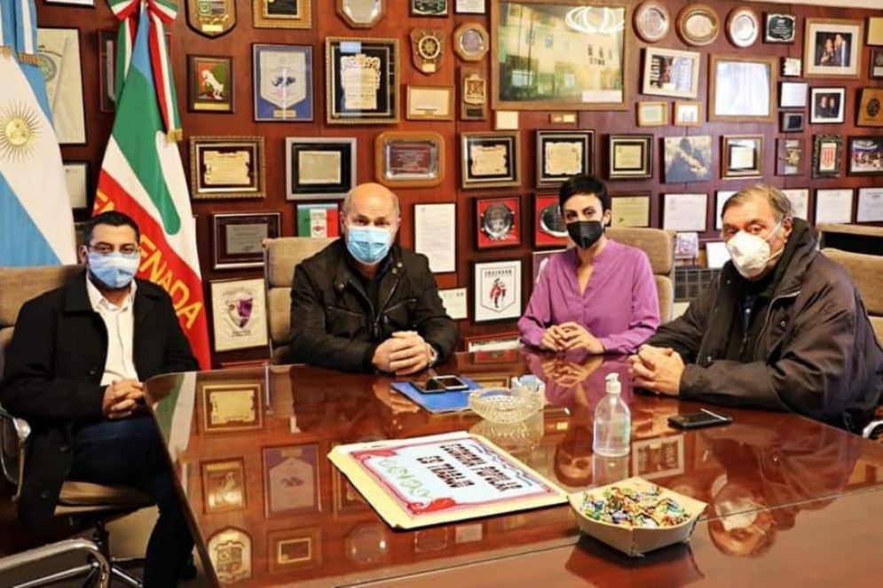 Secco (cabecera), a su lado Telma Mart&iacute;nes, acompa&ntilde;ada por Villalba y Zuasquita.