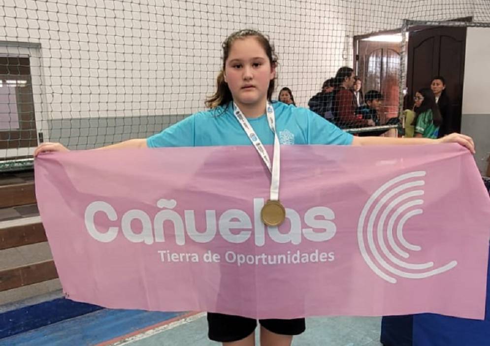Posando con la bandera del municipio de Ca&ntilde;uelas.