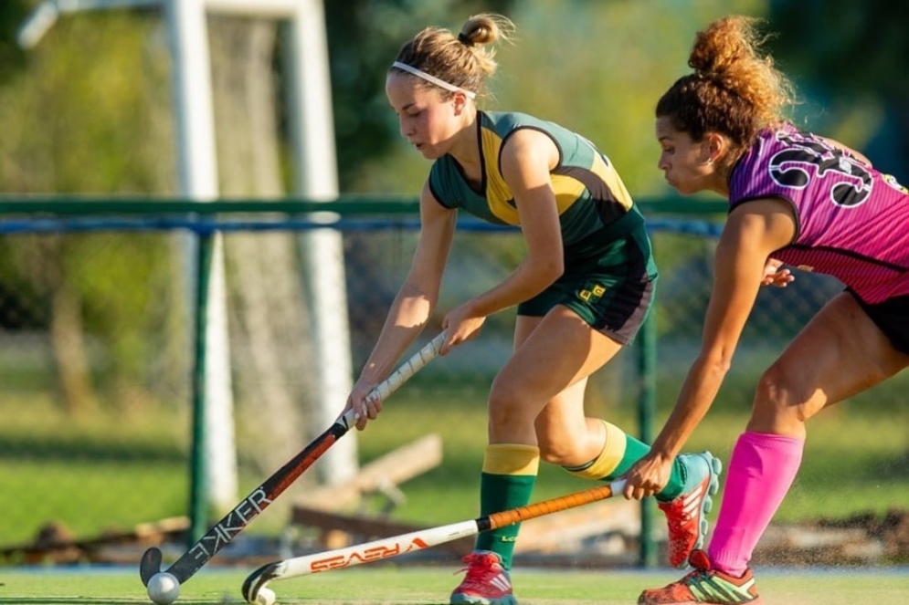 Catalina Mart&iacute;nez cuidando la bocha (Foto de las redes de Las Ca&ntilde;as)