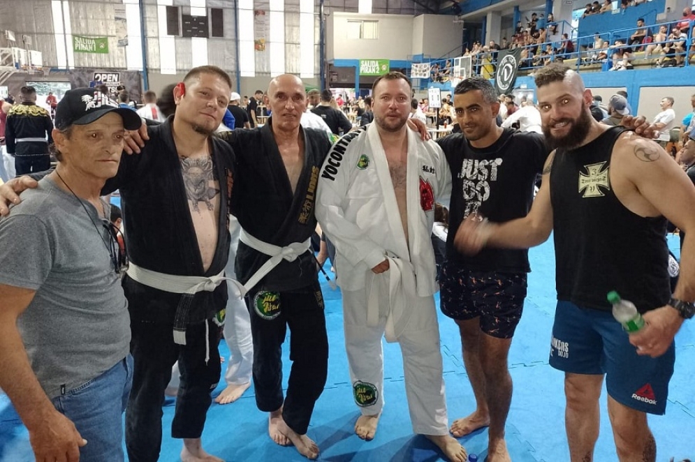 Mart&iacute;n Sala, de blanco, en el tatami de Parque Roca.