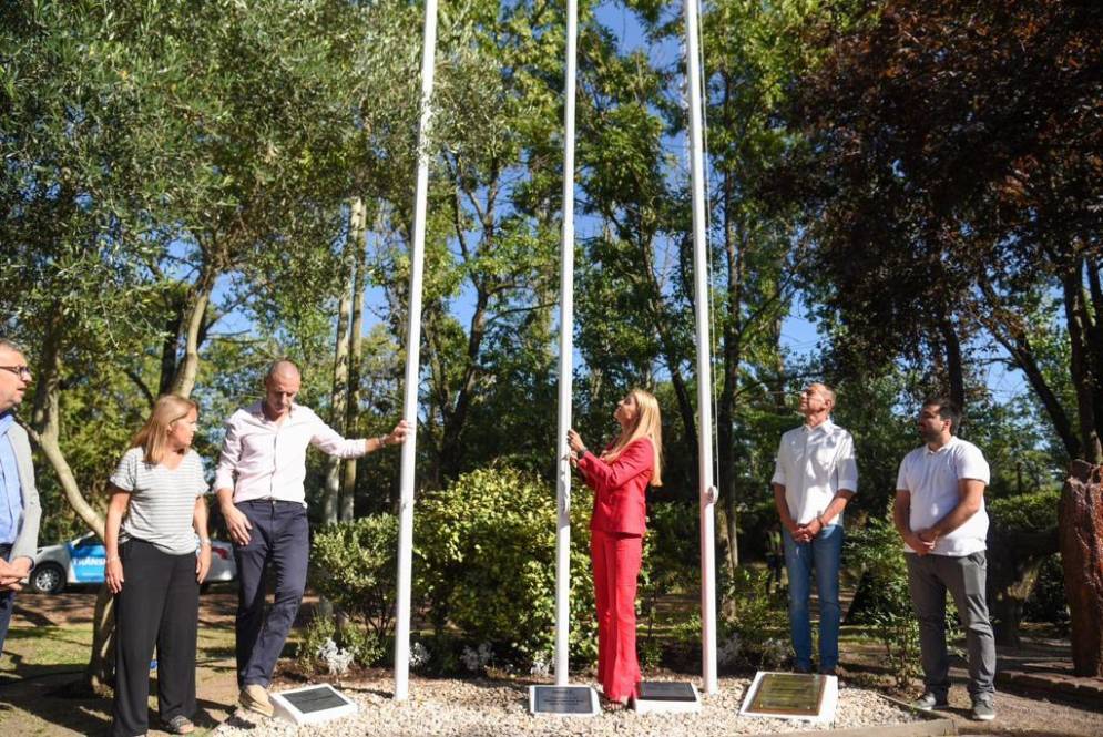 La intendenta junto al resto de las autoridades en el izamiento de la bandera.