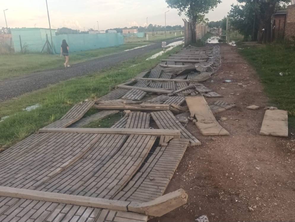 La estructura cay&oacute; para el lado de la localidad ca&ntilde;uelense