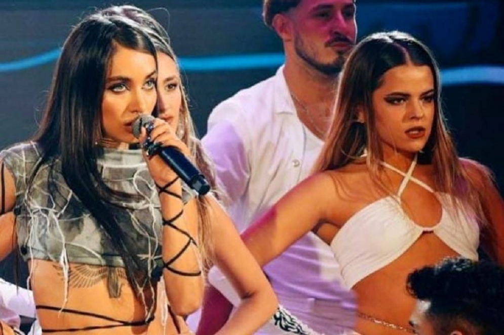 Martina junto a la cantante de trap, Mar&iacute;a Becerra.