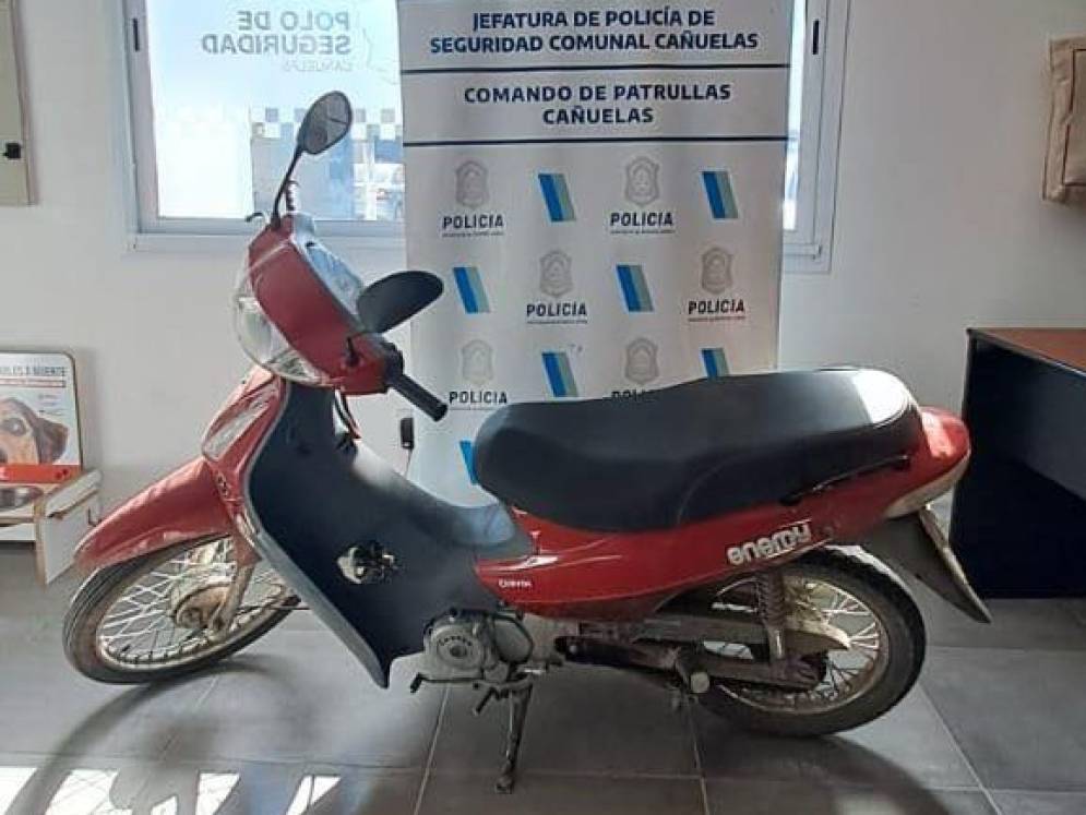 La Corven 110 que intentaron llevarse los delincuentes.