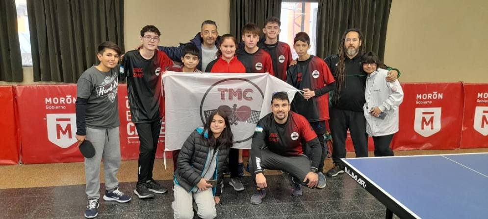 Facundo Silva, con la bandera de fondo, y toda la troupe de TMC.