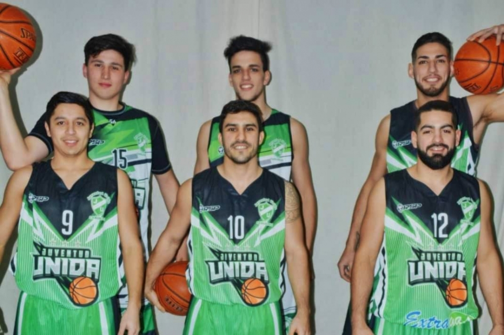 Vicente con la "12", en la sesi&oacute;n de fotos del plantel superior, en 2018.