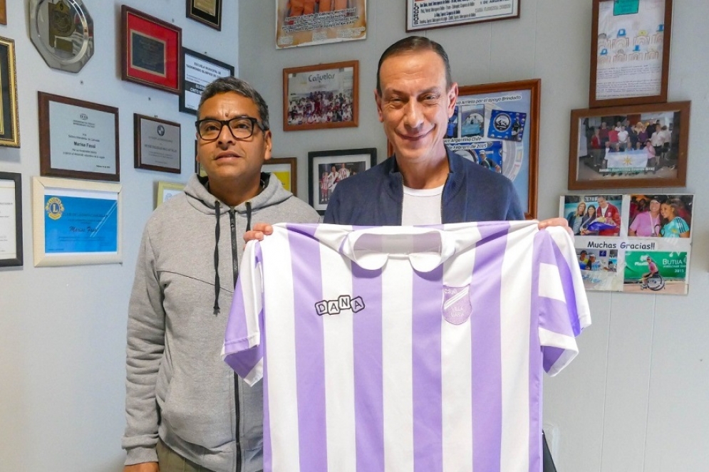 Arrieta recibiendo la camiseta del club maximopacense. 