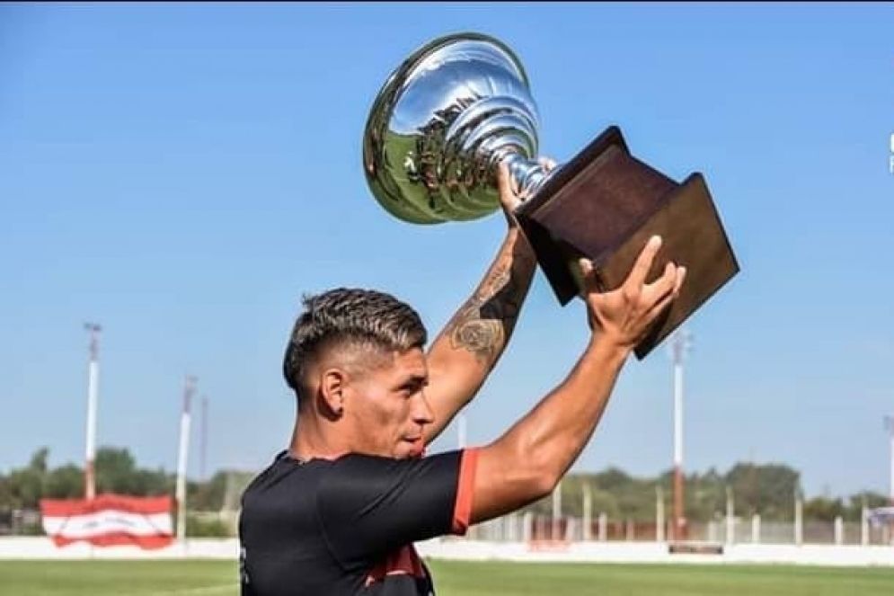 Emanuel Trejo, capitan del rojo, levantando la copa de campe&oacute;n del Apertura.