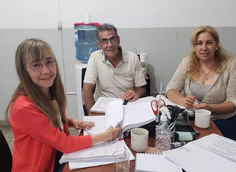 P&eacute;rez Armari (centro) expres&oacute; la mirada de la oposici&oacute;n. Antes de la sesi&oacute;n del HCD mantuvo una reuni&oacute;n con Liliana Menconi (izq.), ex funcionaria municipal en la gesti&oacute;n de la UCR, y Carolina Torrilla (der.), dirigente del sector.