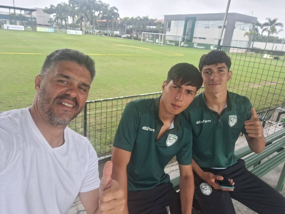 Ojeda y G&oacute;mez en el predio de Machala.