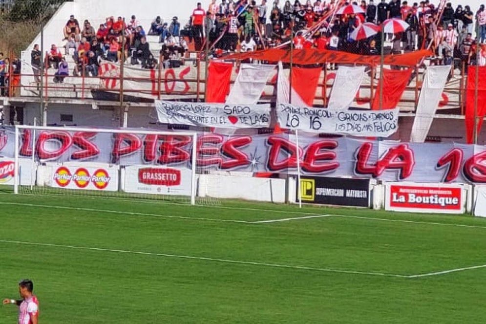 Dos de las banderas que adornaron el s&aacute;bado.