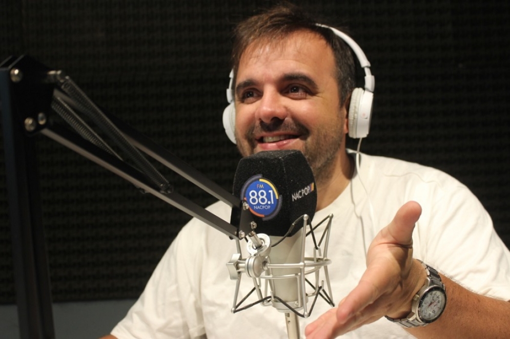 Enzo seguir&aacute; al frente de NacPop y relatando Racing por AM1080 Claridad.