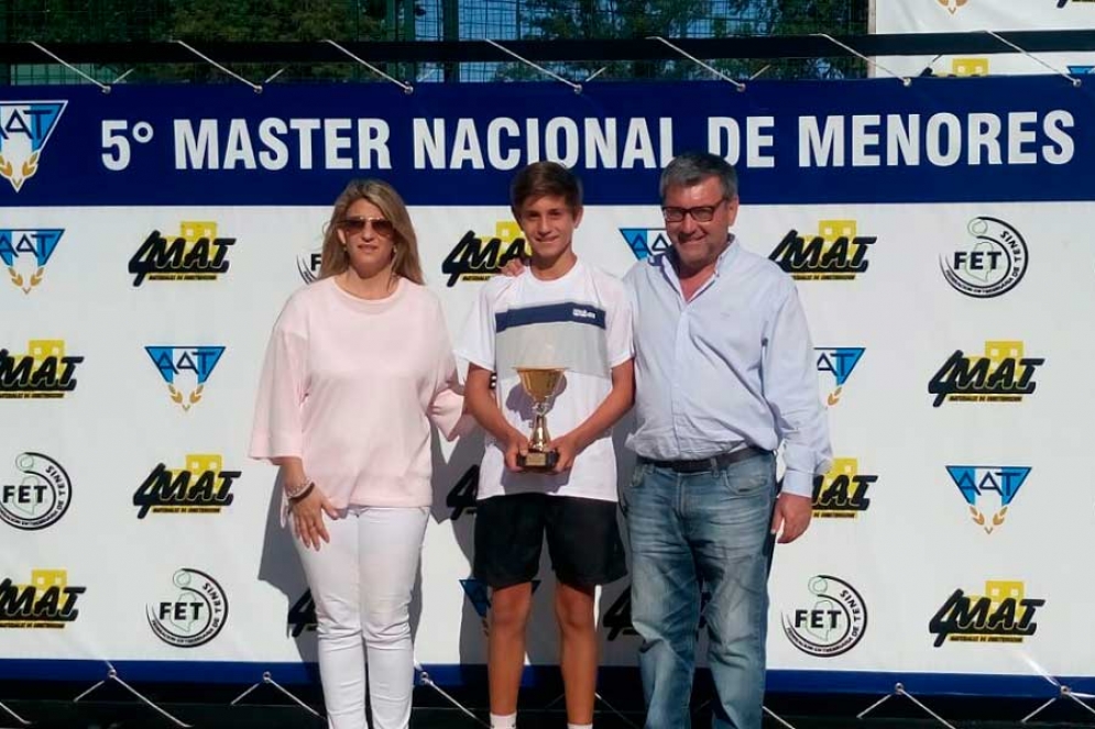 Nicol&aacute;s Eli recibiendo el trofeo de campe&oacute;n. 