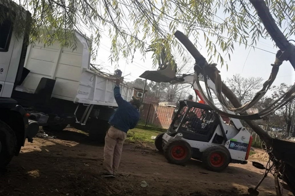 Las maquinas y los operarios en plena acci&oacute;n. 