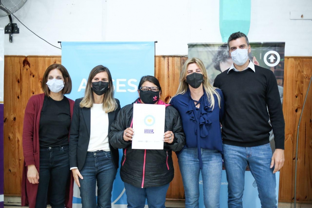 Alonso, Raverta, una de las beneficiarias, Fassi y Ducasse.