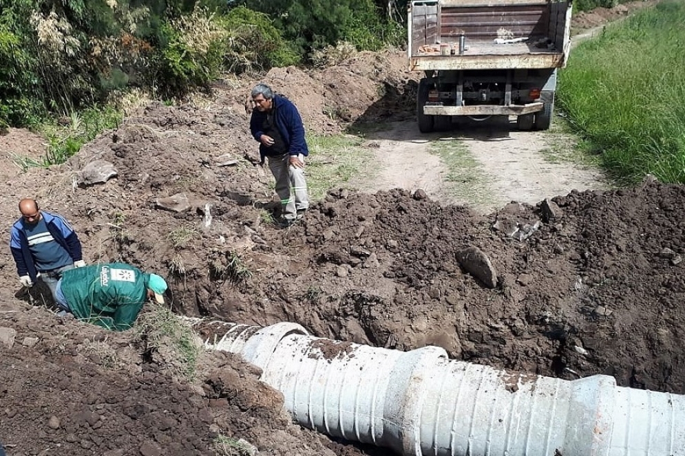 Los trabajadores municipales colocando tubos de alcantarilla.
