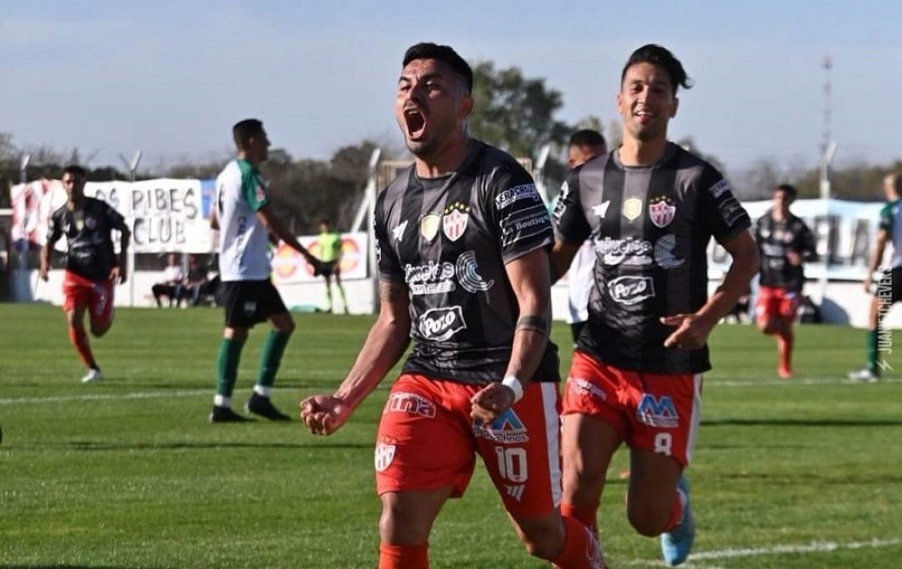 "Beto" Acosta marc&oacute; desde los doce pasos. Ph: Jony Arga&ntilde;araz.
