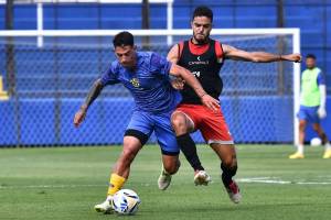 Aguirre disputa el bal&oacute;n (FOTO: Prensa Atlanta).