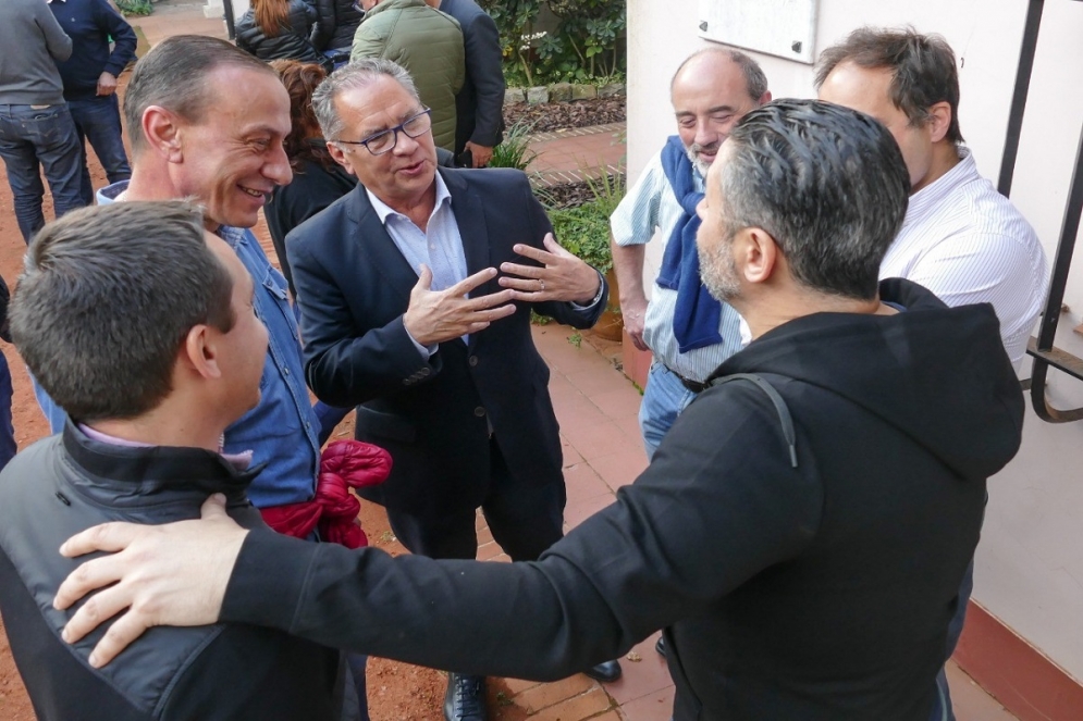 Arrieta dialogando con otros mandatarios comunales. 