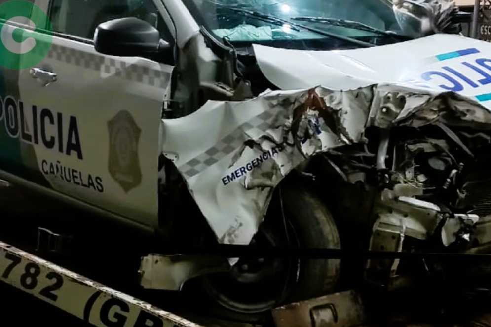 La patrulla con da&ntilde;os en la parte frontal derecha, subida al remolque.