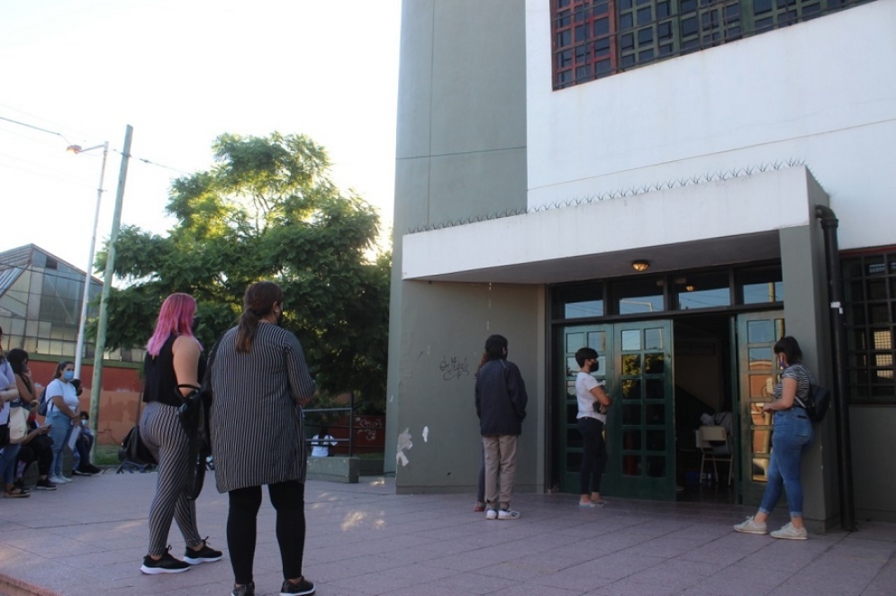 Los horarios de atenci&oacute;n son de 18 a 20 horas.