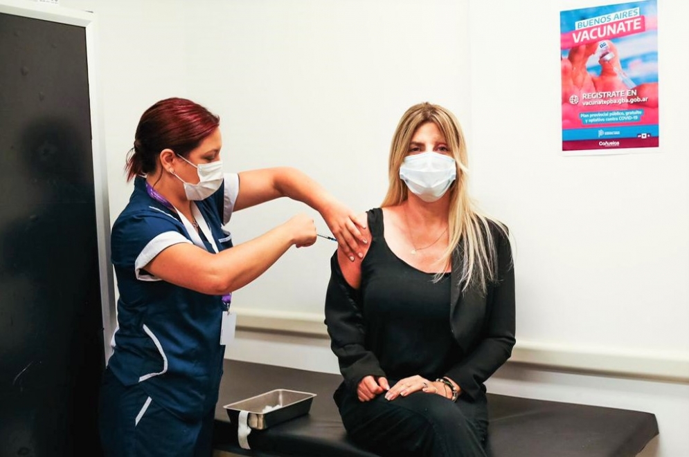 Fassi recibiendo el primer componente. Deber&aacute; aplicarse la segunda dosis en 20 d&iacute;as.