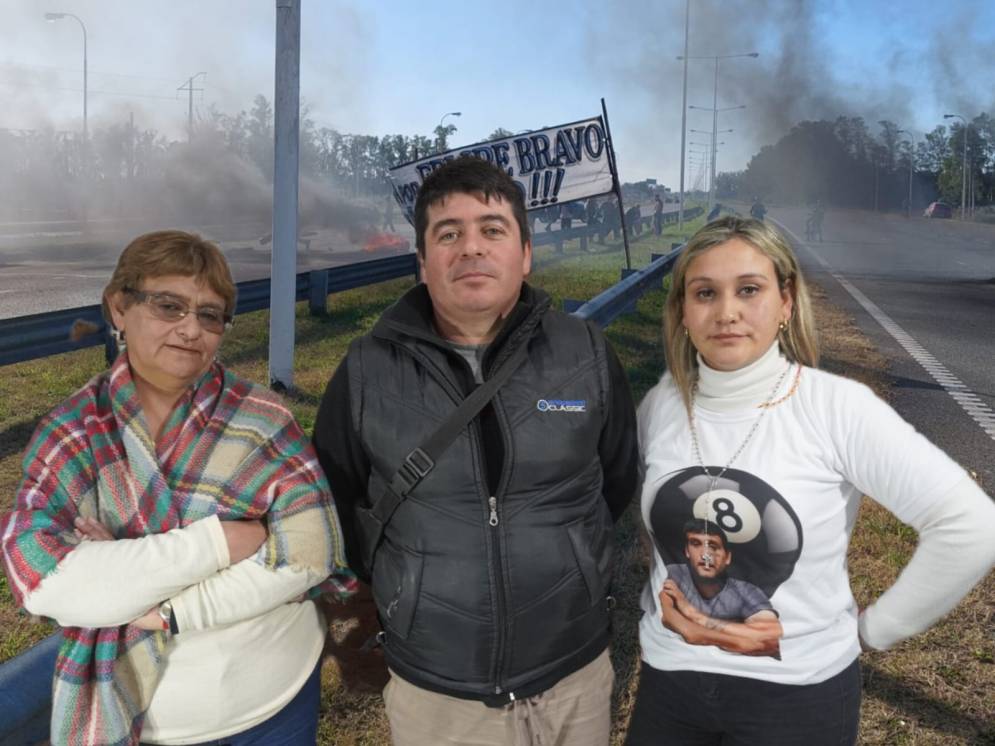 La familia Bravo junto a Ezequiel Romano.