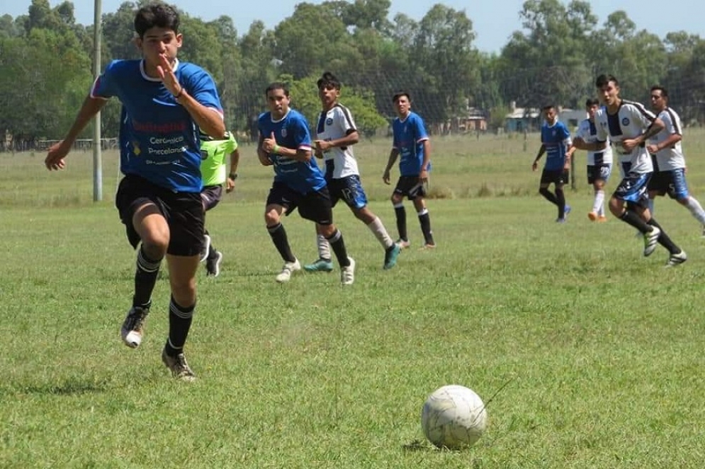 Una imagen del duelo entre 1&deg; de Mayo y Los Parientes.
